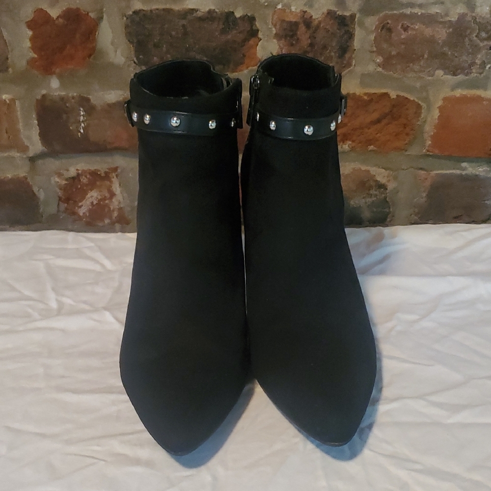 Sam & Libby Black Ankle Boots with Sleek Design